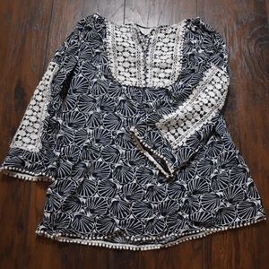 Crown and Ivy Seashell Lace peassnt Top 3/4 sleeve